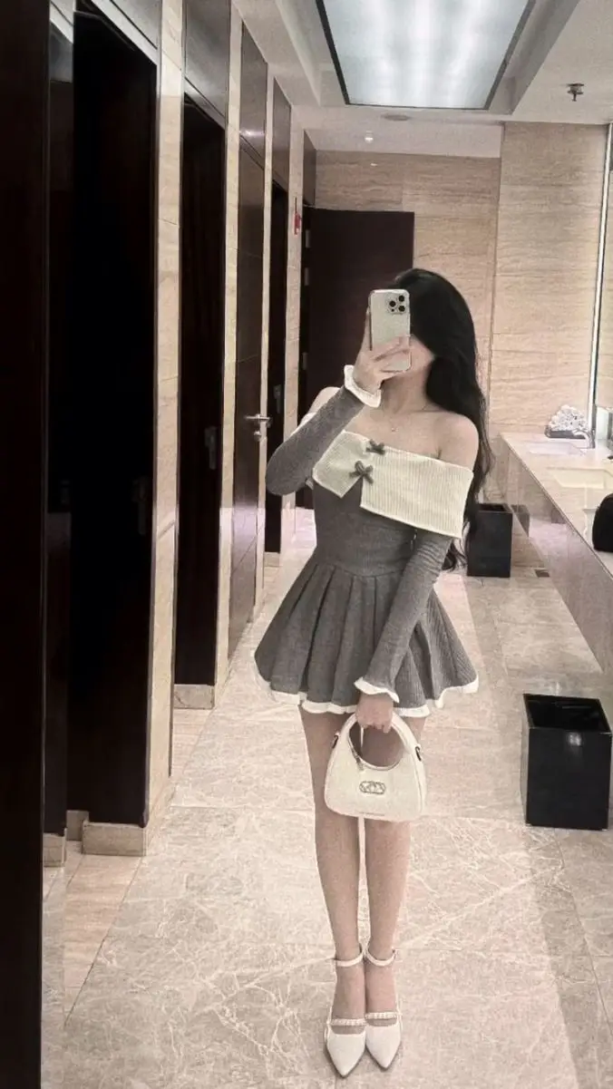 Hình ảnh cô gái xinh trong váy ngắn 50