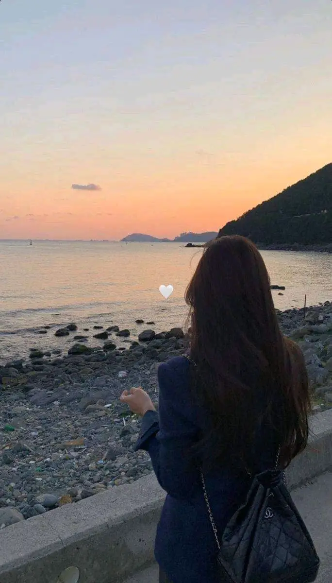 Ảnh Sau Lưng Cô Gái Xinh Đẹp 1