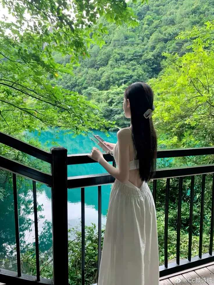 Ảnh Sau Lưng Cô Gái Xinh Đẹp 26