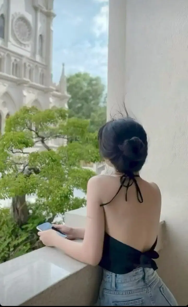 Ảnh Sau Lưng Cô Gái Xinh Đẹp 33