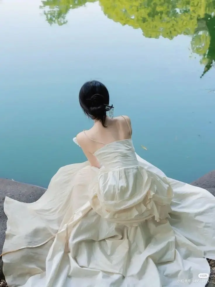 Ảnh Sau Lưng Cô Gái Xinh Đẹp 54