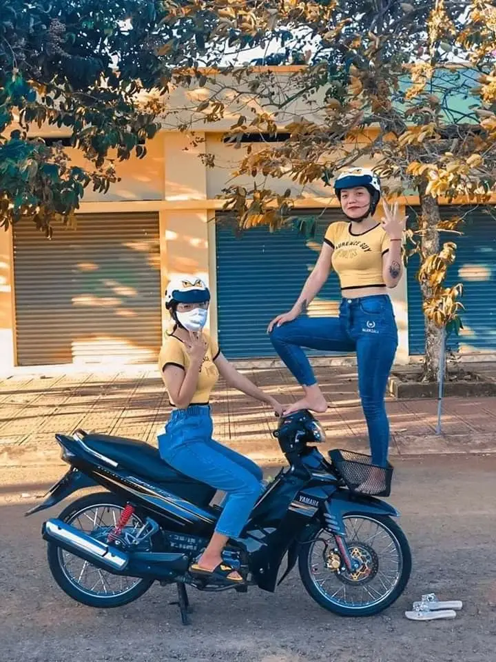 Ảnh Xe Độ Và Gái Đẹp - Sự Kết Hợp Tuyệt Vời 1