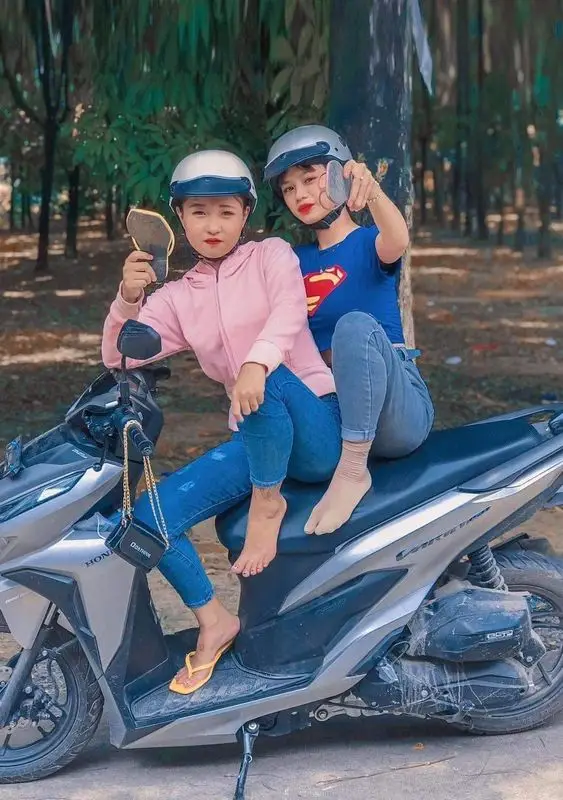Ảnh Xe Độ Và Gái Đẹp - Sự Kết Hợp Tuyệt Vời 36
