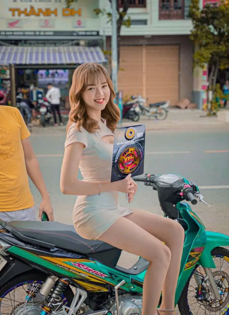 Ảnh Xe Độ Và Gái Đẹp - Sự Kết Hợp Tuyệt Vời 63