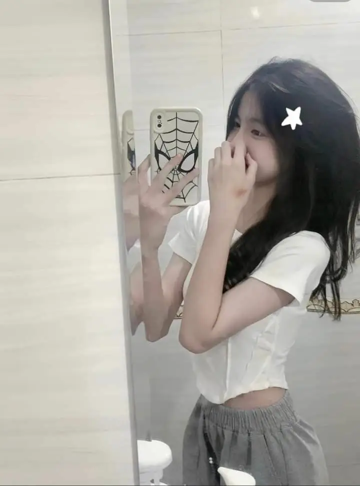 Gái Chụp Ảnh Trước Gương Tự Tin 1