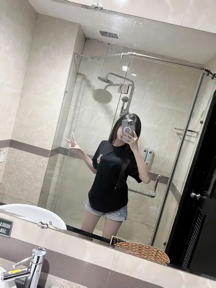 Gái Chụp Ảnh Trước Gương Tự Tin 10