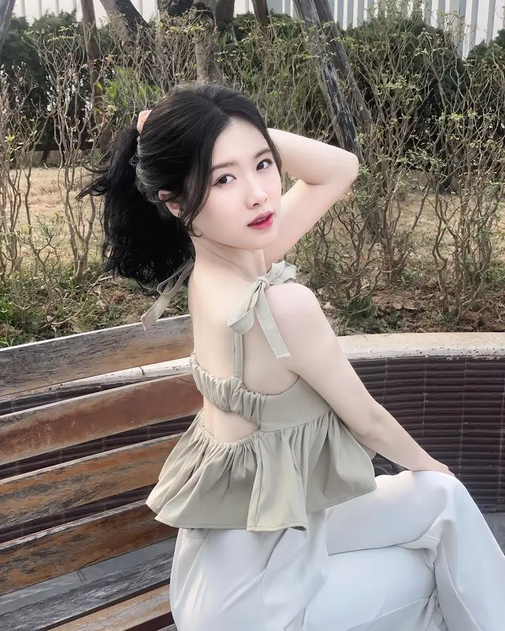 Gái Mặc Áo 2 Dây - Mẫu Ảnh Thời Trang 20