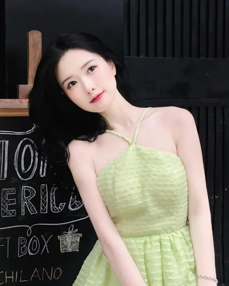 Gái Mặc Áo 2 Dây - Mẫu Ảnh Thời Trang 38