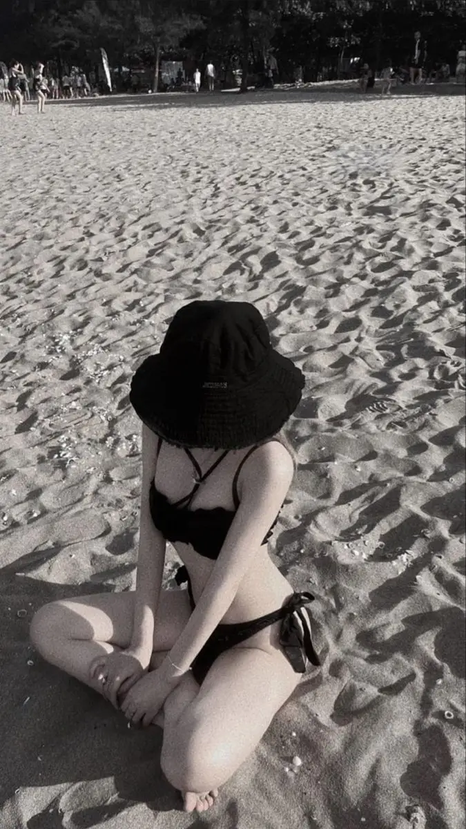 Gái Mặc Bikini Che Mặt: Nét Quyến Rũ Từ Xa 1