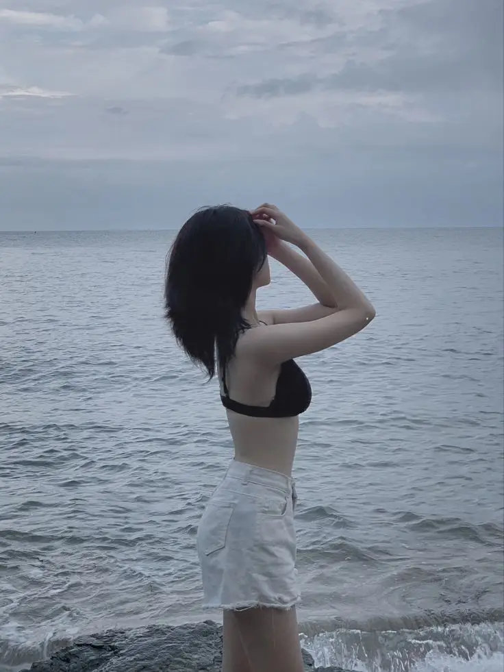 Gái Mặc Bikini Che Mặt: Nét Quyến Rũ Từ Xa 3