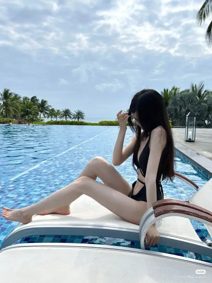 Gái Mặc Bikini Che Mặt: Nét Quyến Rũ Từ Xa 4