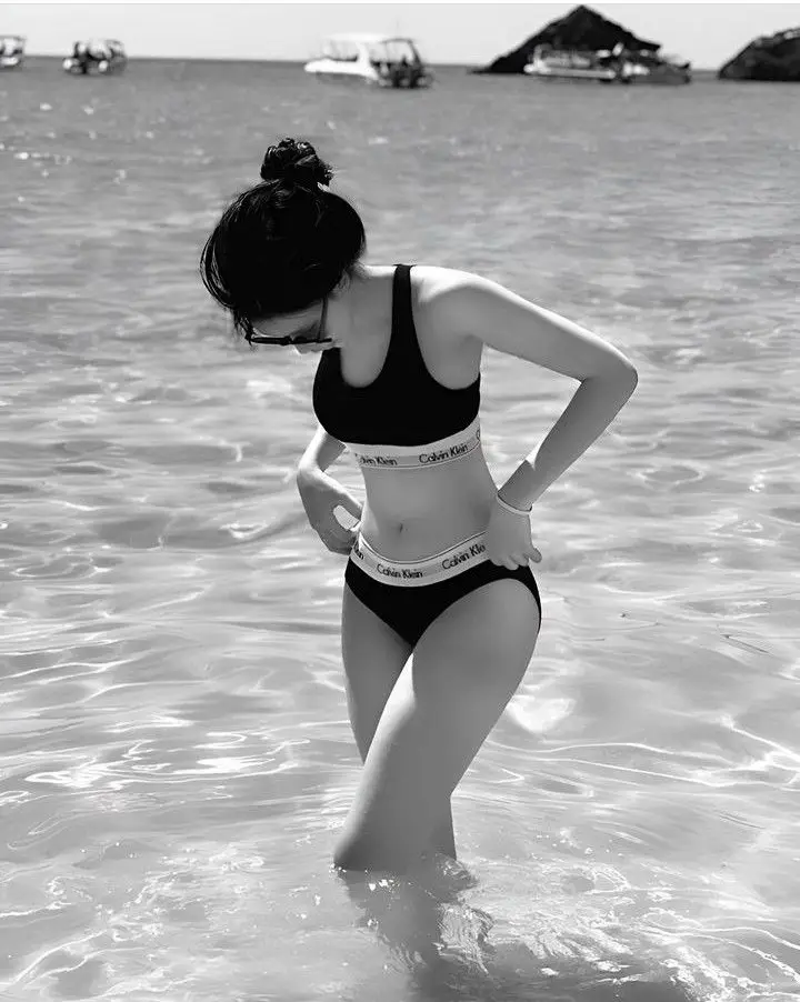 Gái Mặc Bikini Che Mặt: Nét Quyến Rũ Từ Xa 6