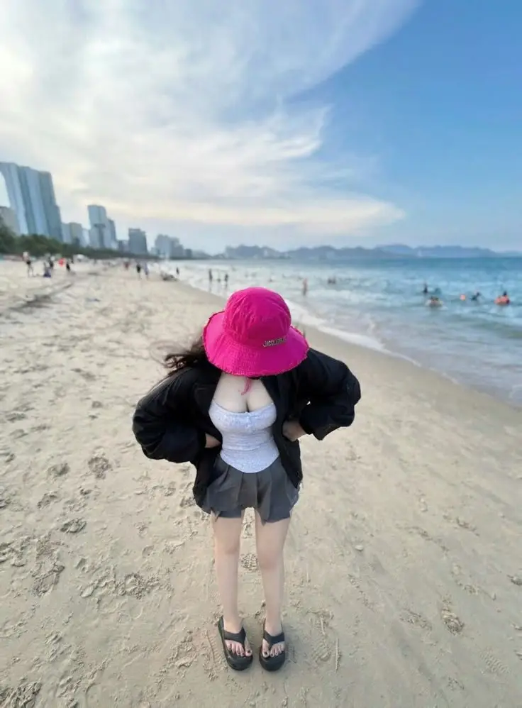 Gái Mặc Bikini Che Mặt: Nét Quyến Rũ Từ Xa 9