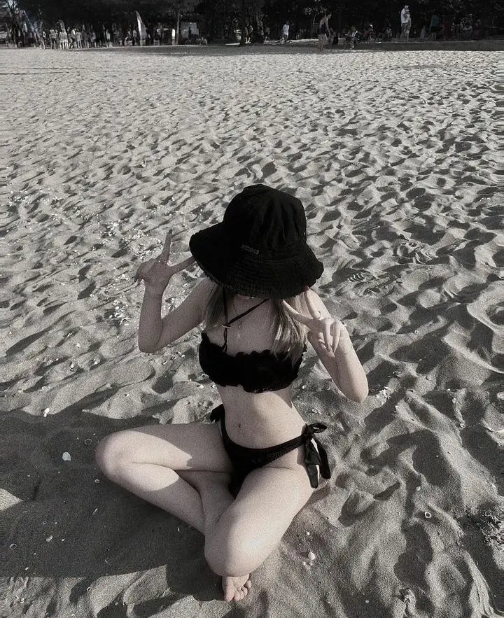 Gái Mặc Bikini Che Mặt: Nét Quyến Rũ Từ Xa 12