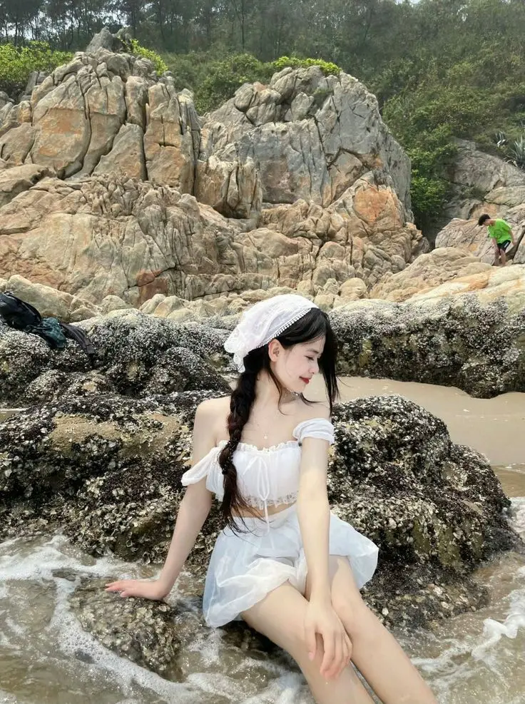 Gái Mặc Bikini Che Mặt: Nét Quyến Rũ Từ Xa 17
