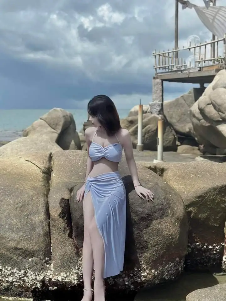 Gái Mặc Bikini Che Mặt: Nét Quyến Rũ Từ Xa 19