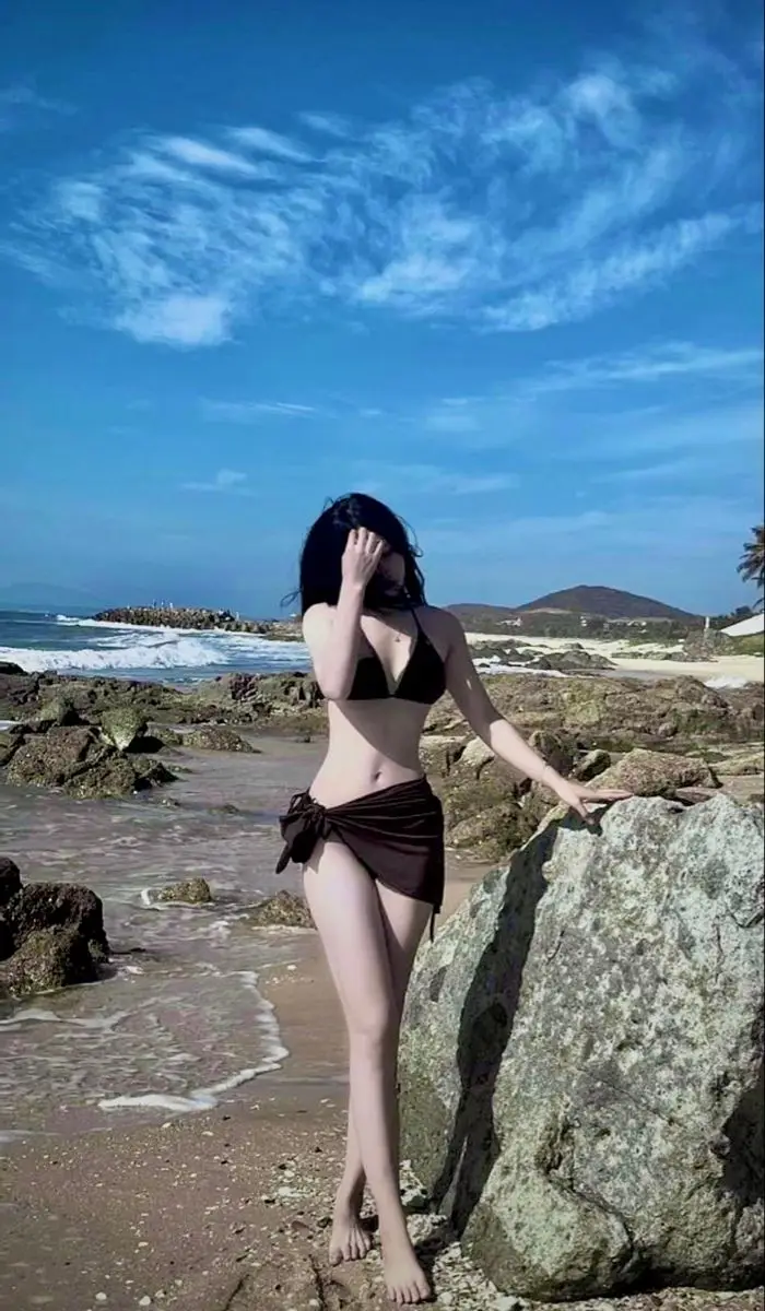 Gái Mặc Bikini Che Mặt: Nét Quyến Rũ Từ Xa 25