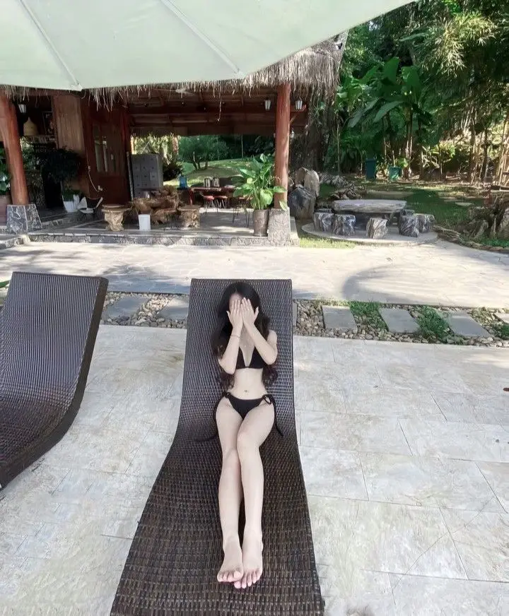 Gái Mặc Bikini Che Mặt: Nét Quyến Rũ Từ Xa 28