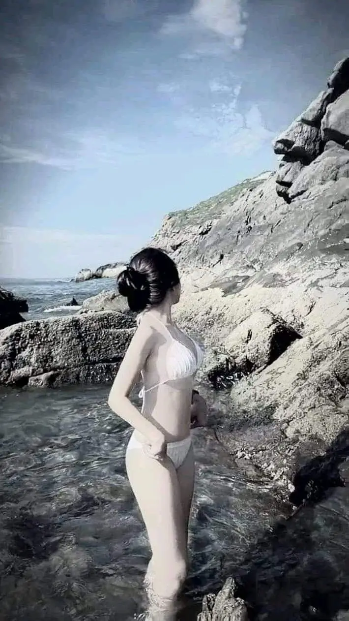 Gái Mặc Bikini Che Mặt: Nét Quyến Rũ Từ Xa 33
