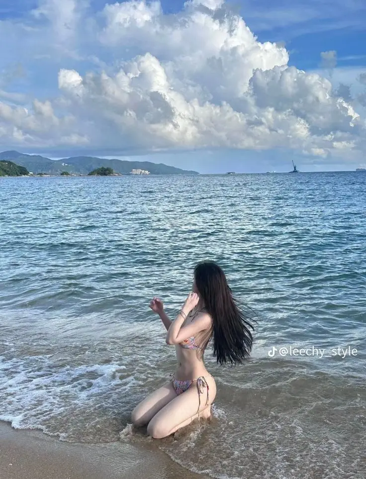 Gái Mặc Bikini Che Mặt: Nét Quyến Rũ Từ Xa 35