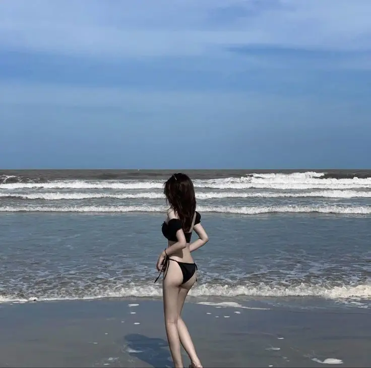 Gái Mặc Bikini Che Mặt: Nét Quyến Rũ Từ Xa 38