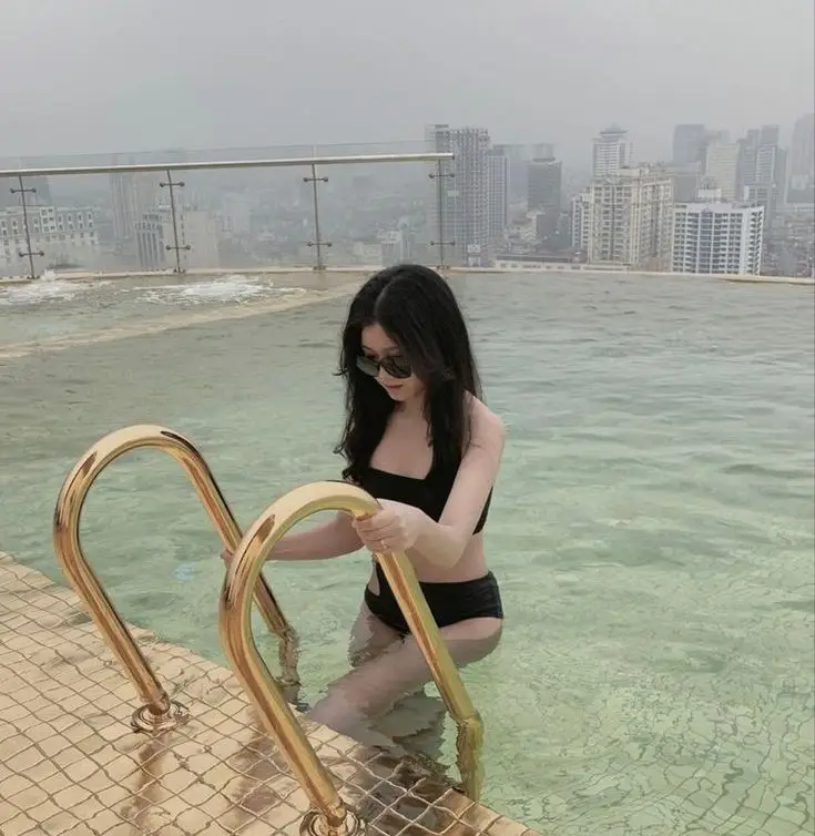 Gái Mặc Bikini Che Mặt: Nét Quyến Rũ Từ Xa 41