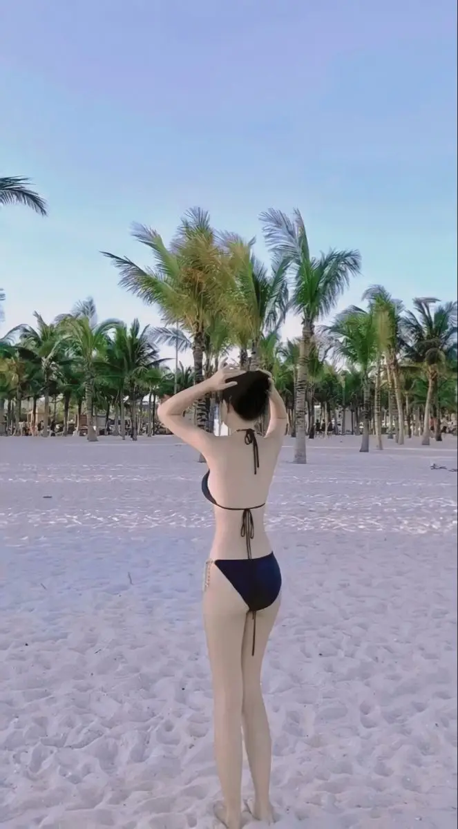 Gái Mặc Bikini Che Mặt: Nét Quyến Rũ Từ Xa 43