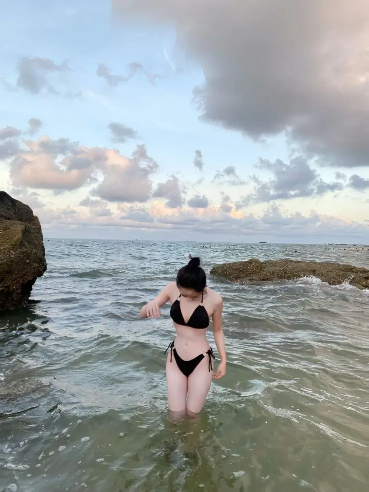 Gái Mặc Bikini Che Mặt: Nét Quyến Rũ Từ Xa 45