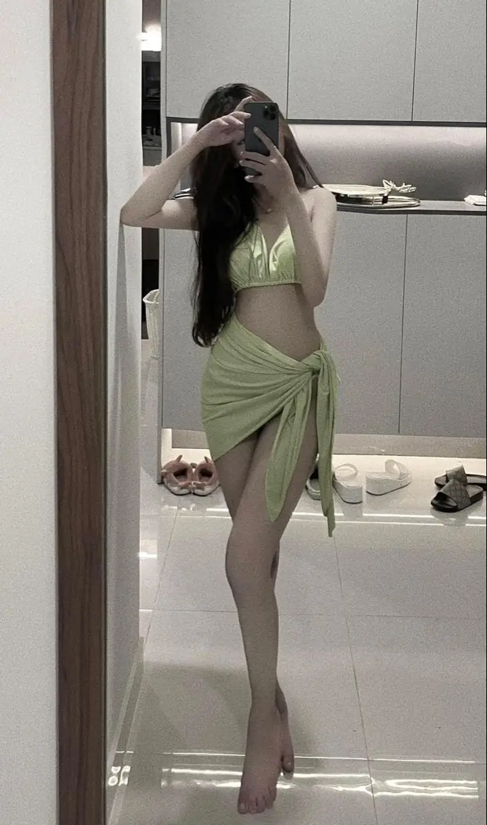 Gái Mặc Bikini Che Mặt: Nét Quyến Rũ Từ Xa 52