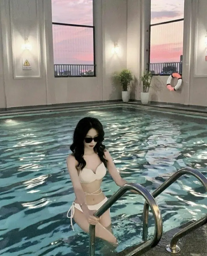 Gái Mặc Bikini Che Mặt: Nét Quyến Rũ Từ Xa 54