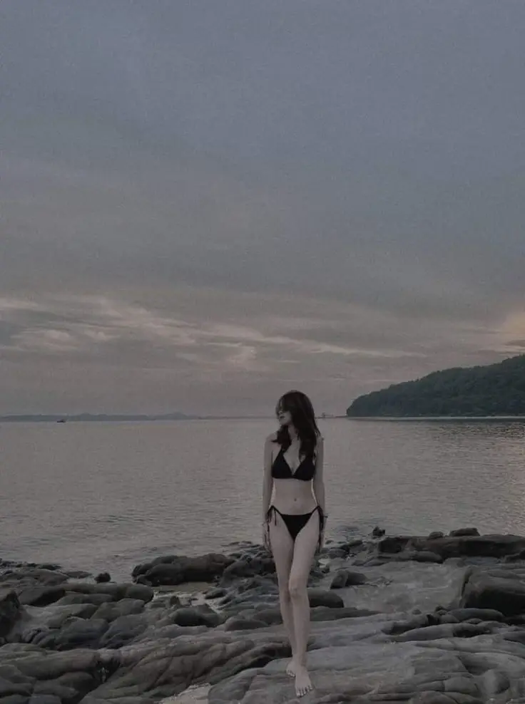 Gái Mặc Bikini Che Mặt: Nét Quyến Rũ Từ Xa 56