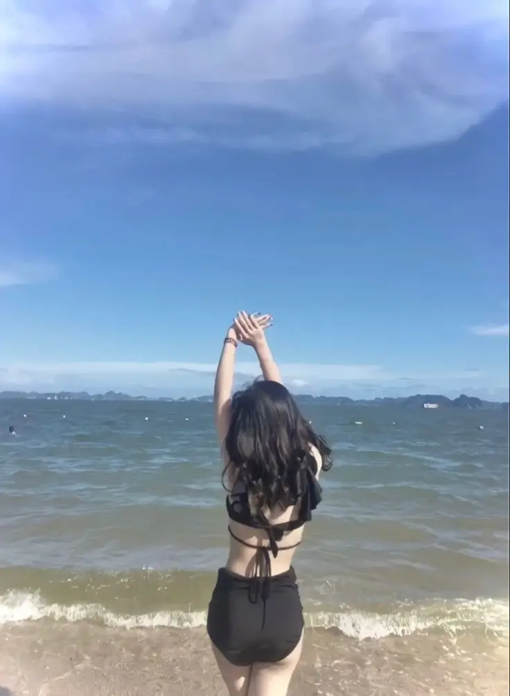 Gái Mặc Bikini Che Mặt: Nét Quyến Rũ Từ Xa 60
