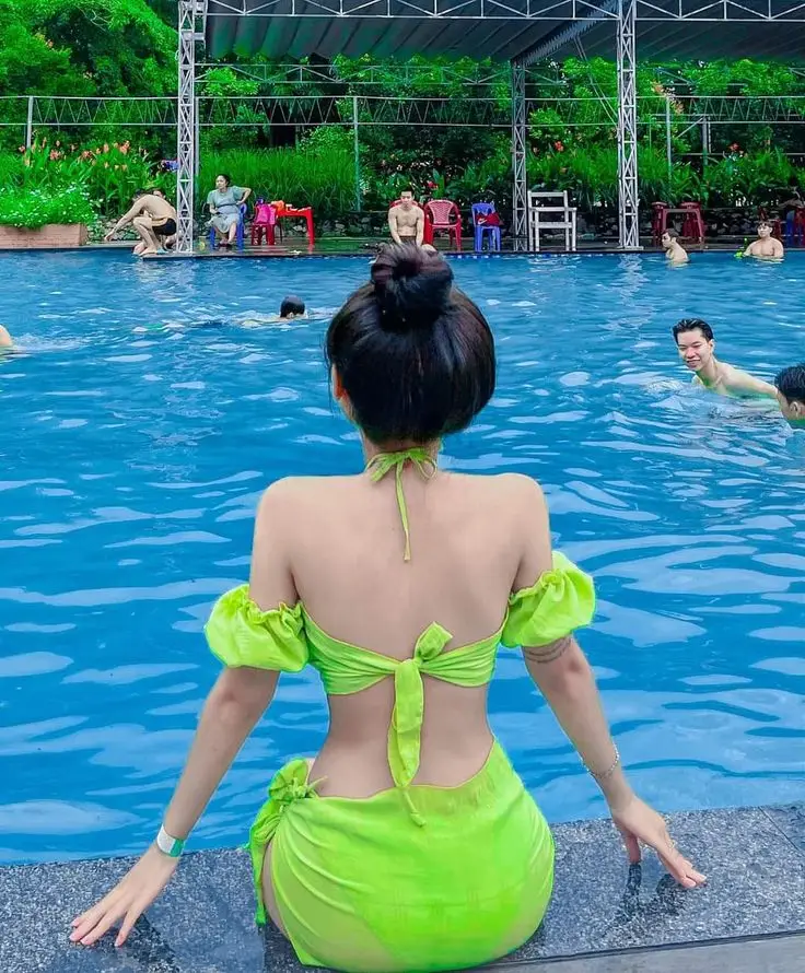 Gái Mặc Bikini Che Mặt: Nét Quyến Rũ Từ Xa 61