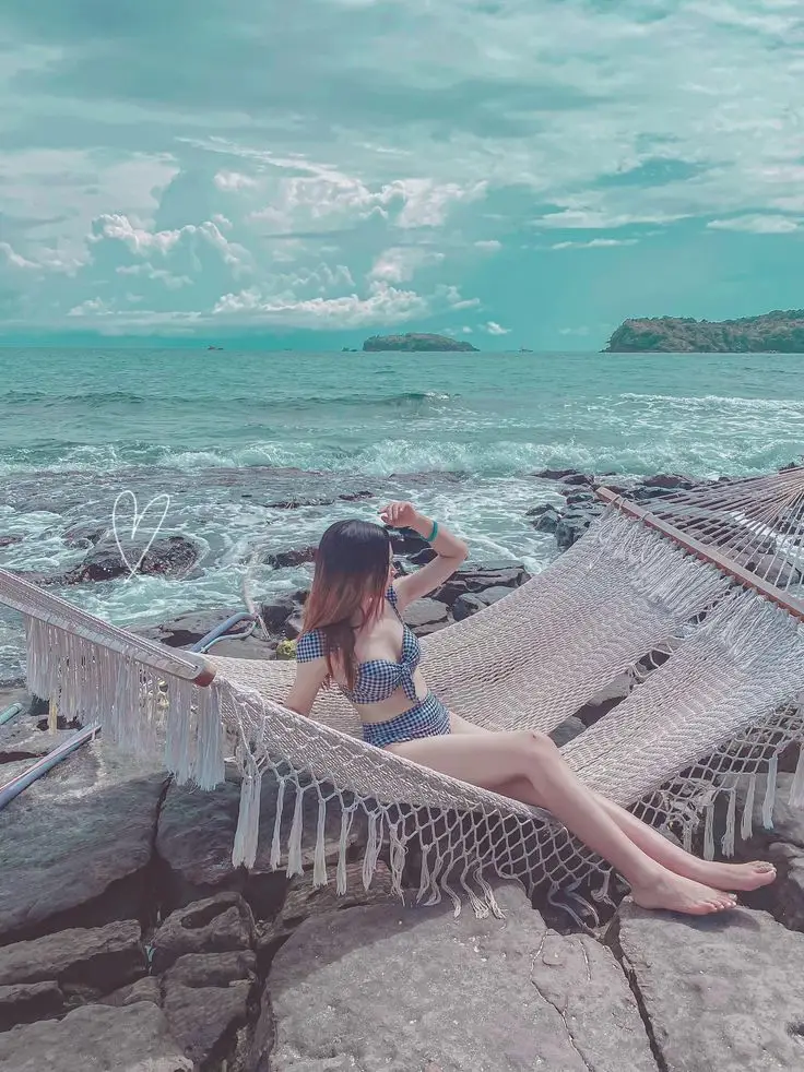 Gái Mặc Bikini Che Mặt: Nét Quyến Rũ Từ Xa 62