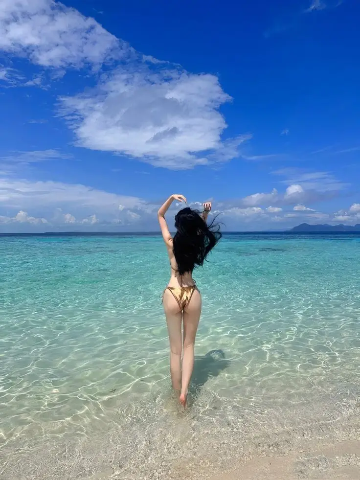 Gái Mặc Bikini Che Mặt: Nét Quyến Rũ Từ Xa 65