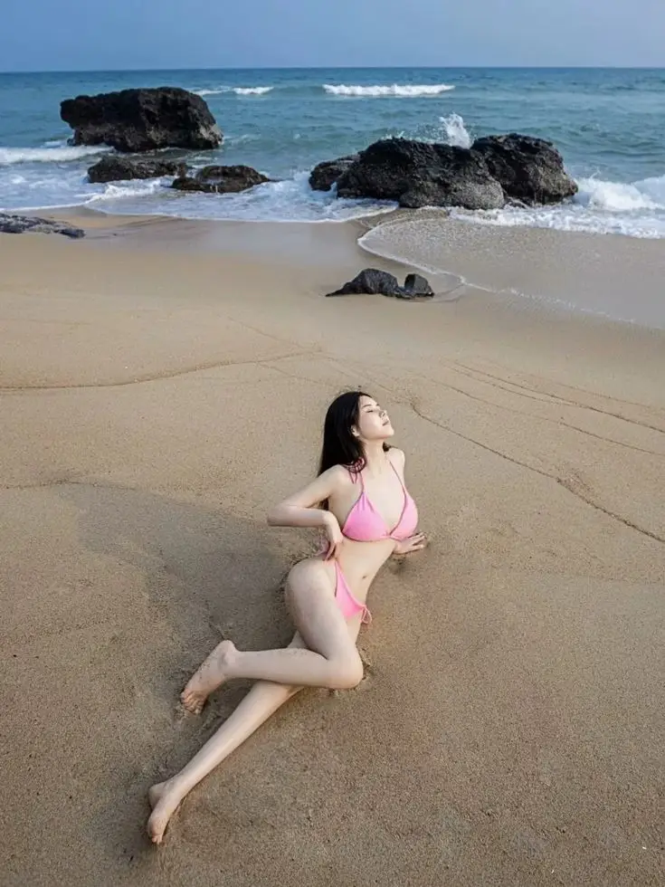 Gái Mặc Bikini Che Mặt: Nét Quyến Rũ Từ Xa 66