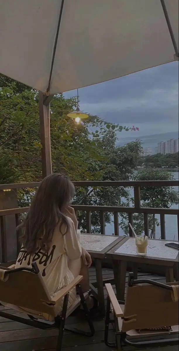 Gái Xinh Cầm Điện Thoại Che Mặt: Sự Kết Hợp Thú Vị 43