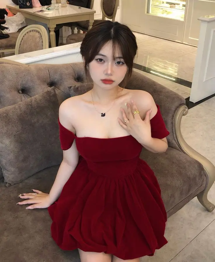 Gái Xinh Mặc Váy Lưới Thu Hút 4