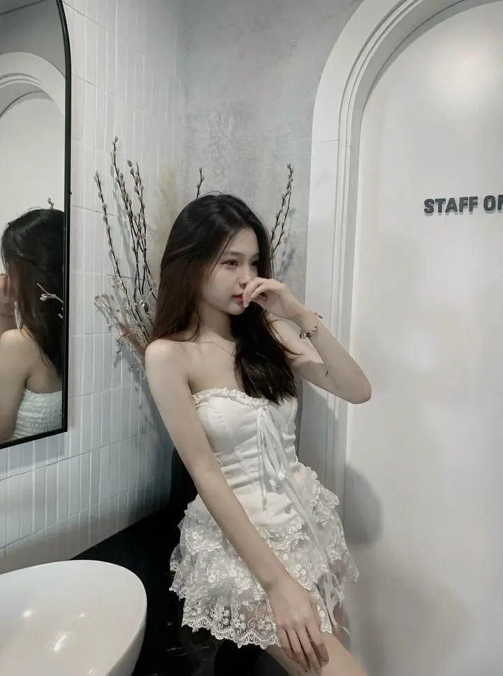 Gái Xinh Mặc Váy Lưới Thu Hút 18