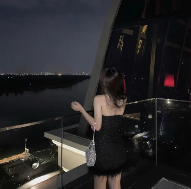 Gái Xinh Mặc Váy Lưới Thu Hút 30