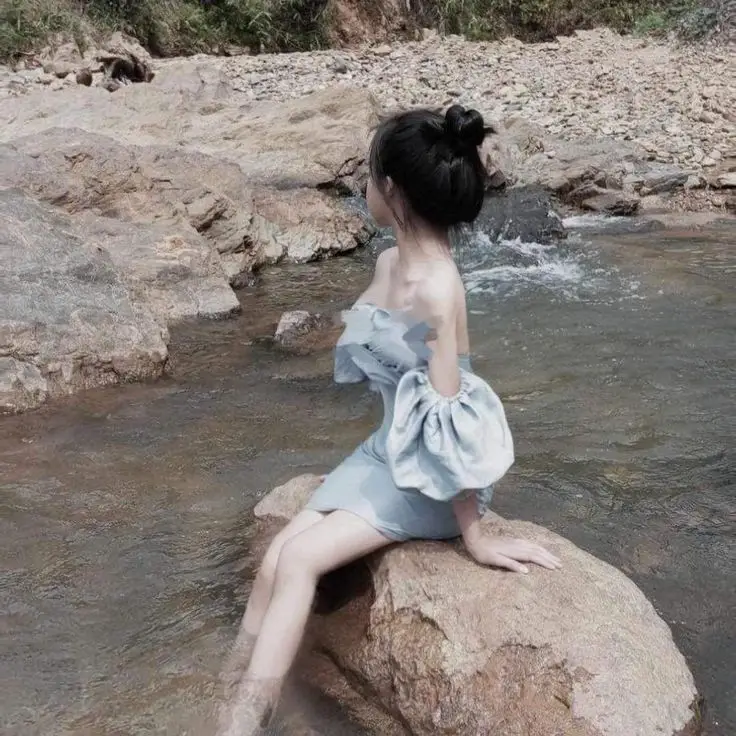 Gái Xinh Mặc Váy Lưới Thu Hút 31