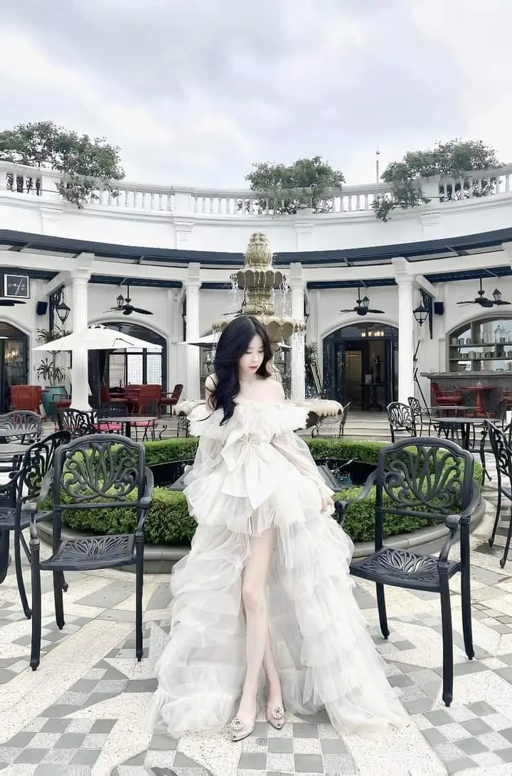 Gái Xinh Mặc Váy Lưới Thu Hút 33
