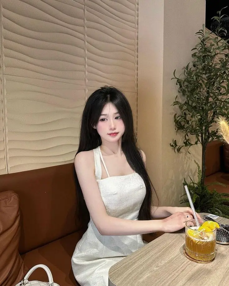 Gái Xinh Mặc Váy Lưới Thu Hút 36