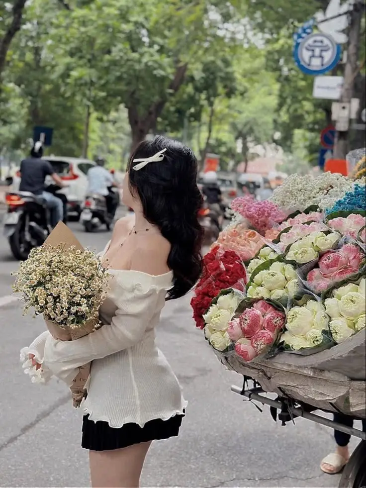 Hình Ảnh Cô Gái Cầm Hoa Che Mặt Nghệ Thuật