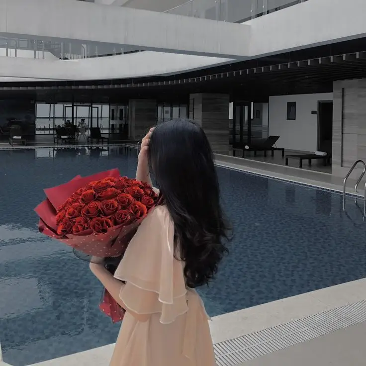 Hình ảnh cô gái cầm hoa đẹp - Tuyển tập ấn tượng 3