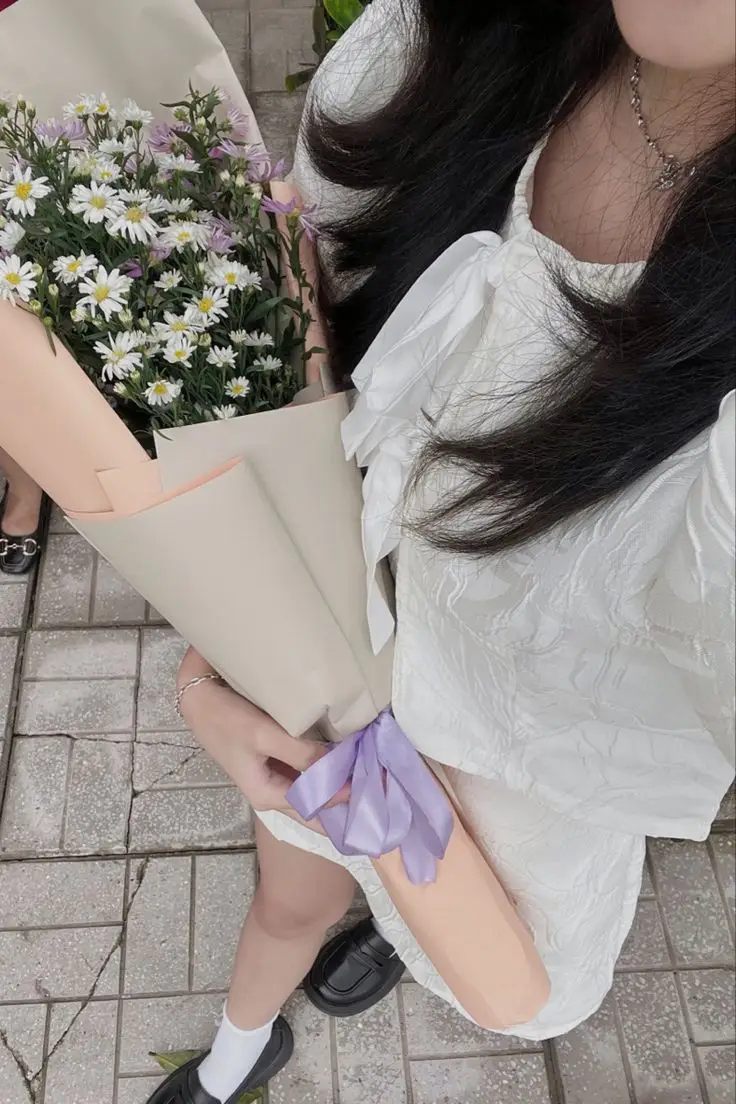 Hình ảnh cô gái cầm hoa đẹp - Tuyển tập ấn tượng 4