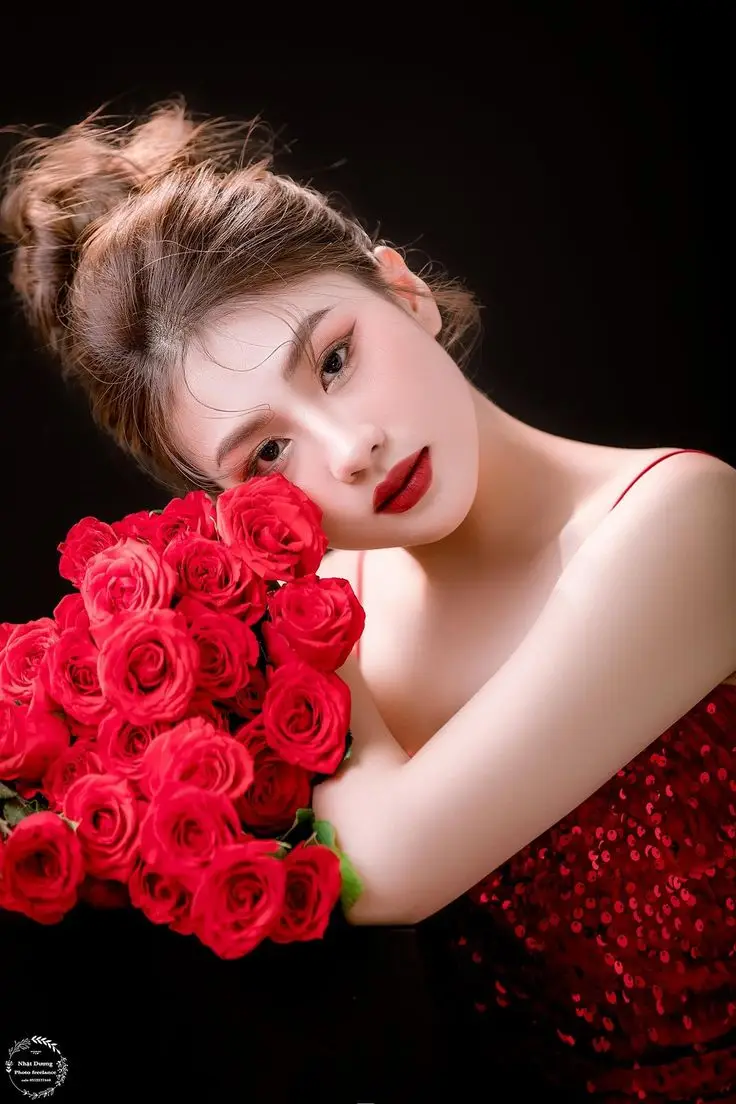 Hình ảnh cô gái cầm hoa đẹp - Tuyển tập ấn tượng 5