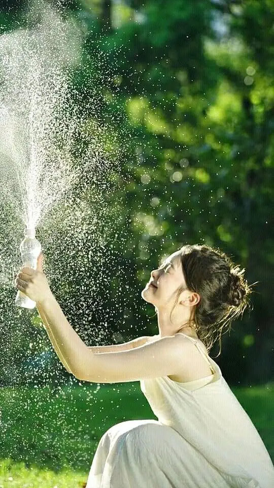 Hình ảnh cô gái cầm hoa đẹp - Tuyển tập ấn tượng 14