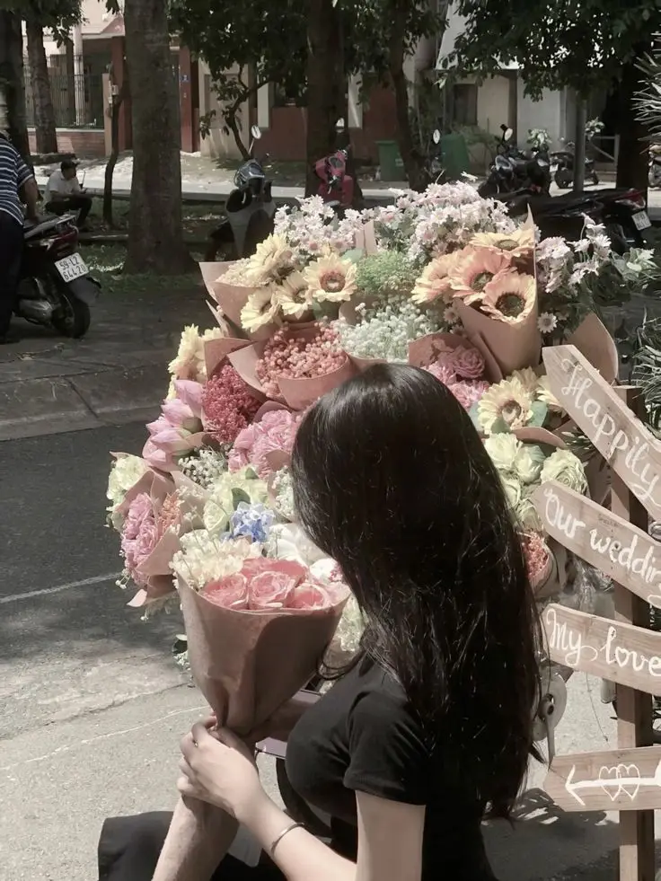 Hình ảnh cô gái cầm hoa đẹp - Tuyển tập ấn tượng 26