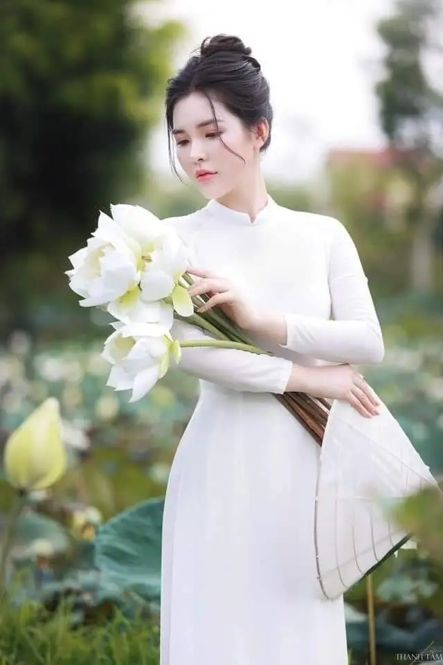 Hình ảnh cô gái cầm hoa đẹp - Tuyển tập ấn tượng 29
